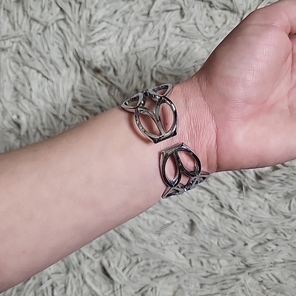 Womens Finesse Watch Vintage Unique Bracelet Cuff Silver Tone - Used ✨️💫 - Picture 4 of 11